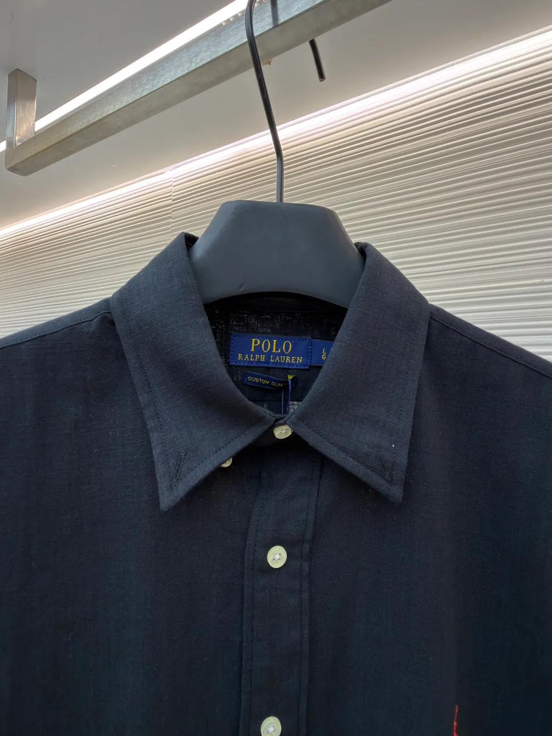 Ralph Lauren logo embroidered short-sleeved shirt ●Original version: Purchased and developed at 1590 ●Item number: 1682557-A20 ●Material: linen cotton plain fabric ●Technology: side-turned embedded stitching ●Color: black ●Version: fitted version ●Weight: about 180 grams ●Size: S-M-L-XL ●Description: Selected high-quality linen cotton plain fabric has natural texture and breathability, tight and smooth Comfortable and close to the skin. Elegantly presented with a touch of deep black. The iconic red pony embroidery is like a smart musical note dancing on the black canvas. Simple but highly recognizable. The clever design of the outer I-shaped pleated split back yoke adds a sense of agility and elegance. The minimalist shape contains the soul of fashion. Imported machine embroidery technology is used. Advanced computer control systems and sophisticated mechanical components are used to achieve the iconic pony embroidery operation with high precision. The lines are smooth and delicate, using the side-turning and embedded stitching process. It is smooth and tidy. The whole fabric has been carefully washed. It has a better hand feel and texture. It is not easy to deform, shrink or fade, and maintains long-term beauty. The overall wiring is straight and delicate, the fabric is comfortable and soft, and the color is consistent without color difference. It can be matched with the same style to create a fashionable look and control various occasions. Customized accessories, complete with three standards, same style for men and women!